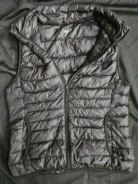 Uniqlo Ultralight Puffer Vest in Black Size Small